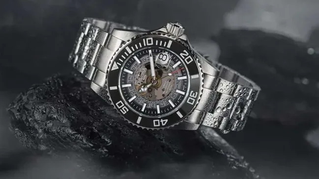 Davosa stellt die Ternos Professional Nebulous Automatic mit durchsichtigem Zifferblatt vor