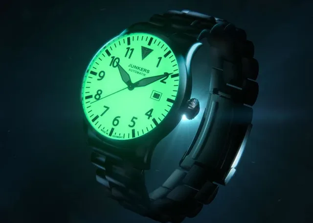 Im Dunkeln leuchtet das gesamte Zifferblatt der Junkers 100 Jahre Nachtflug