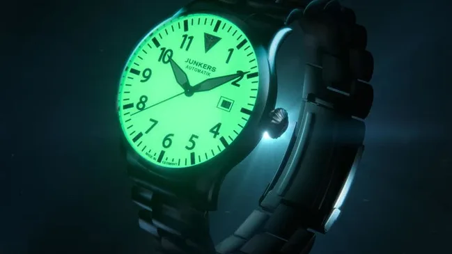 Im Dunkeln leuchtet das gesamte Zifferblatt der Junkers 100 Jahre Nachtflug