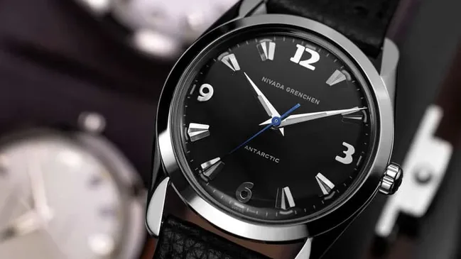 Nivada Grenchen: Antarctic 35 mm mit schwarzem Zifferblatt