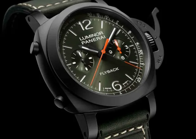 Wenn der stilprägende Kronenschutzbügel geöffnet ist, lässt sich die Uhr aufziehen oder einstellen