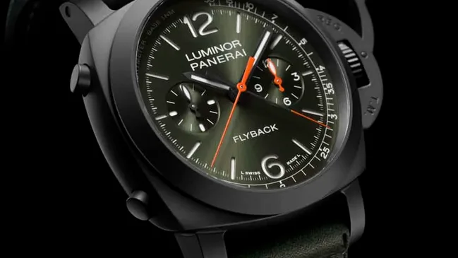 Wenn der stilprägende Kronenschutzbügel geöffnet ist, lässt sich die Uhr aufziehen oder einstellen