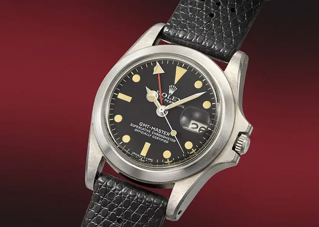 Rolex GMT-Master Modell, Ref. 1675, Gehäuse Nr. 3'245'836, der Gehäuseboden mit der Handgravur 'M. Brando' von dem Schauspieler selbst, um 1972. Gehäuse: 39 mm Durchmesser. Verkauft für: CHF 4'582'500 am 6. November 2023 bei Christie's in Genf