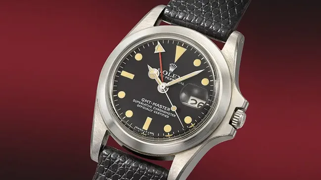 Rolex GMT-Master Modell, Ref. 1675, Gehäuse Nr. 3'245'836, der Gehäuseboden mit der Handgravur 'M. Brando' von dem Schauspieler selbst, um 1972. Gehäuse: 39 mm Durchmesser. Verkauft für: CHF 4'582'500 am 6. November 2023 bei Christie's in Genf