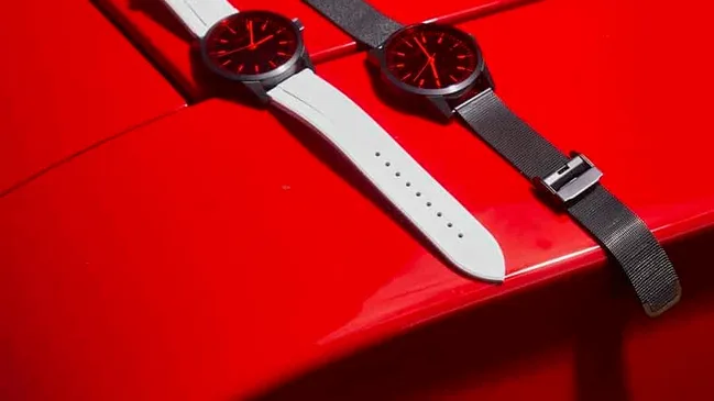 Die Maurice de Mauriac L1 Red Lightning mit beiden mitgelieferten Armbändern