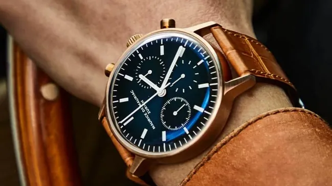 Die Maurice de Mauriac L3 Gold am Arm