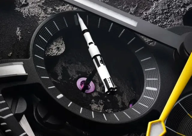 Omega Speedmaster Dark Side of the Moon Apollo 8 besitzt eine Miniatur-Saturn-Rakete als Zeiger der kleinen Sekunde