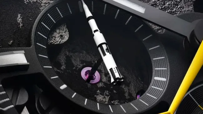 Omega Speedmaster Dark Side of the Moon Apollo 8 besitzt eine Miniatur-Saturn-Rakete als Zeiger der kleinen Sekunde