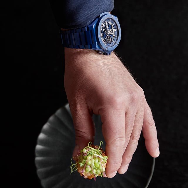 Sternekoch Jan Hartwig mit einem Signature Dish