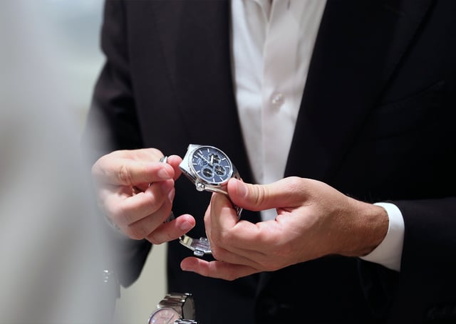 WatchTime Düsseldorf Pre-Event bei Juwelier Pletzsch mit Frederique Constant, Uhr in der Hand