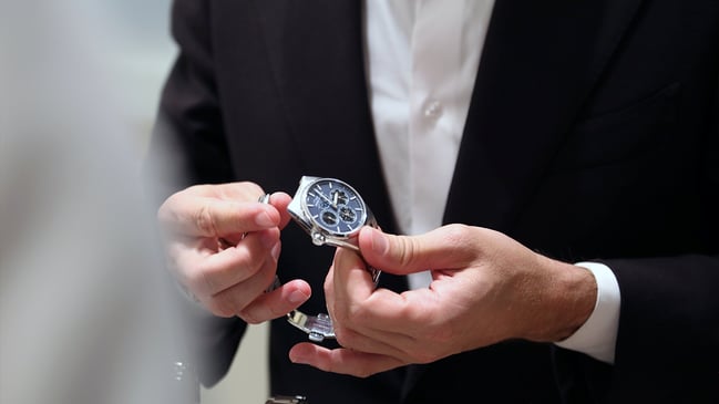 WatchTime Düsseldorf Pre-Event bei Juwelier Pletzsch mit Frederique Constant, Uhr in der Hand