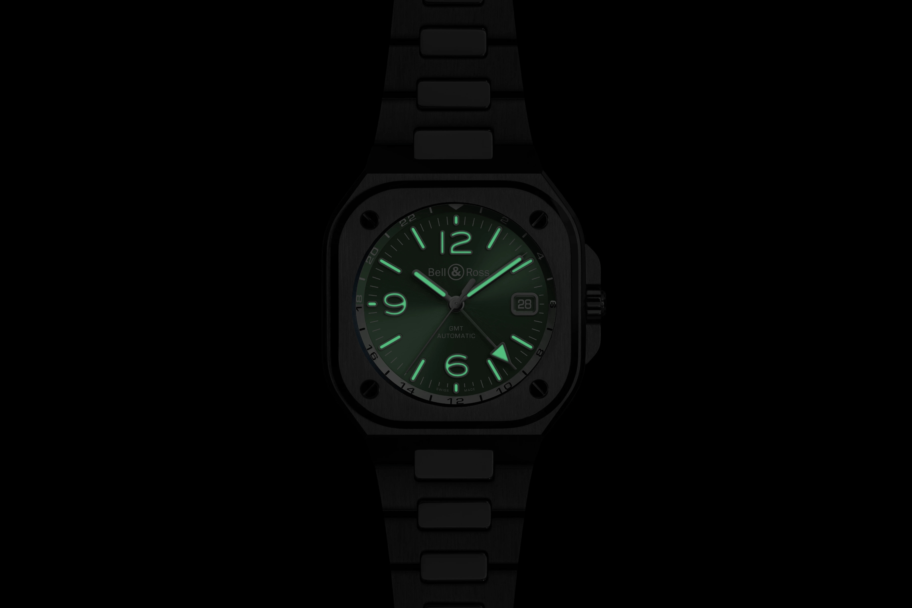 Die BELL & ROSS  BR-05 GMT GREEN STEEL bei Dunkelheit, leuchtende Zeiger