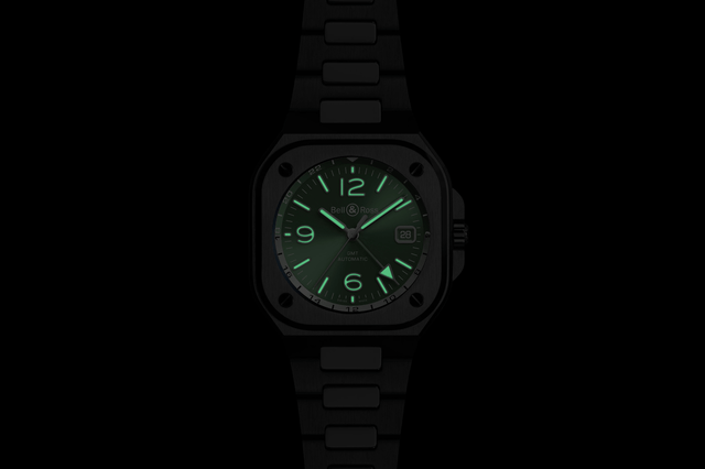 Die BELL & ROSS  BR-05 GMT GREEN STEEL bei Dunkelheit, leuchtende Zeiger