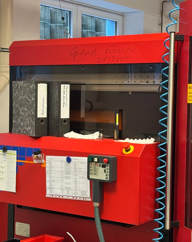 Die Unterschrift Gerhard Schröders auf einer der CNC-Maschinen