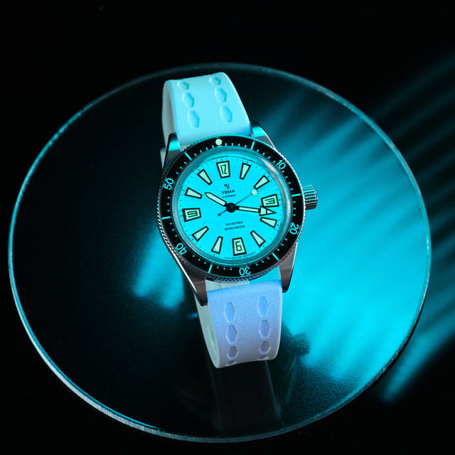 Ansicht bei Nacht: Yema Skin Diver Slim Full Lume CMM.20 Limited Edition