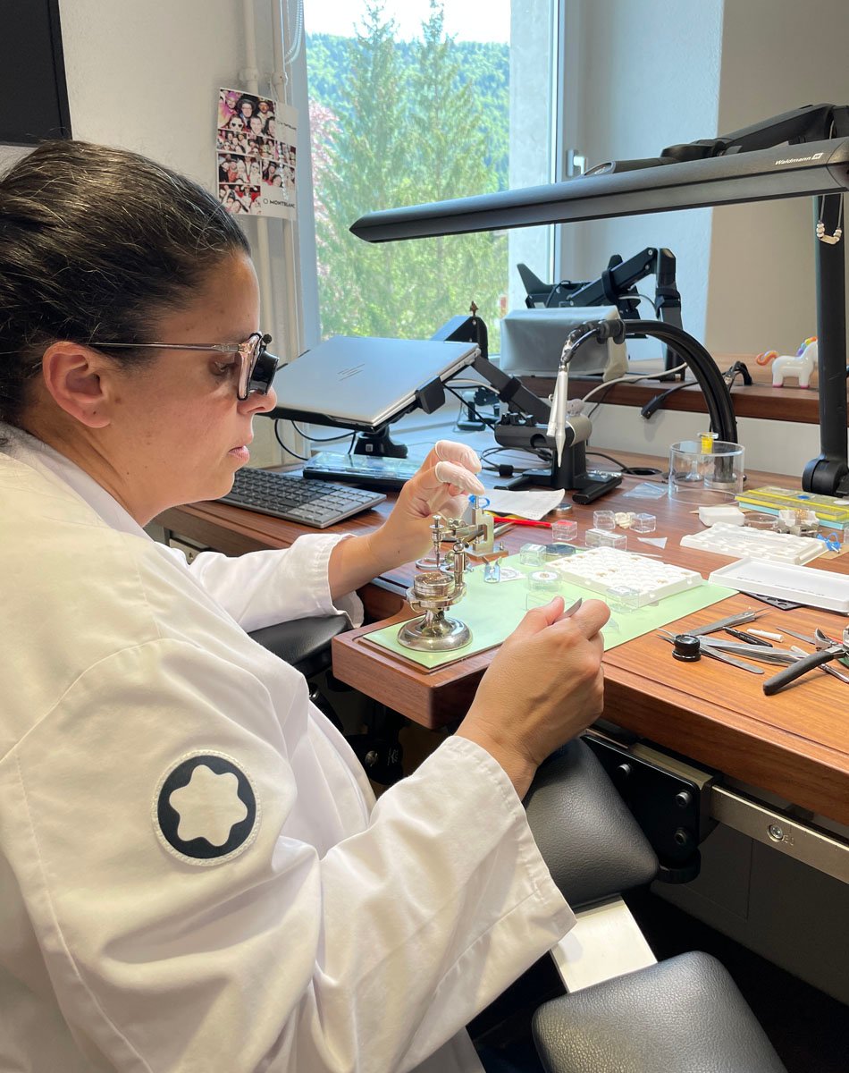 WatchTime Uhrenreise Schweiz 2025: Spiralexpertin Isabelle biegt eine Endkurve