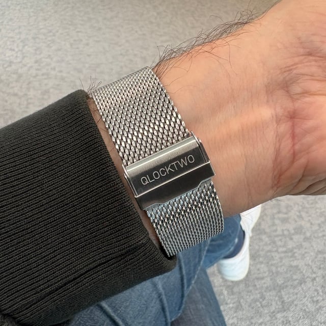 Qlocktwo-Wristshot-Schliesse-2.jpg