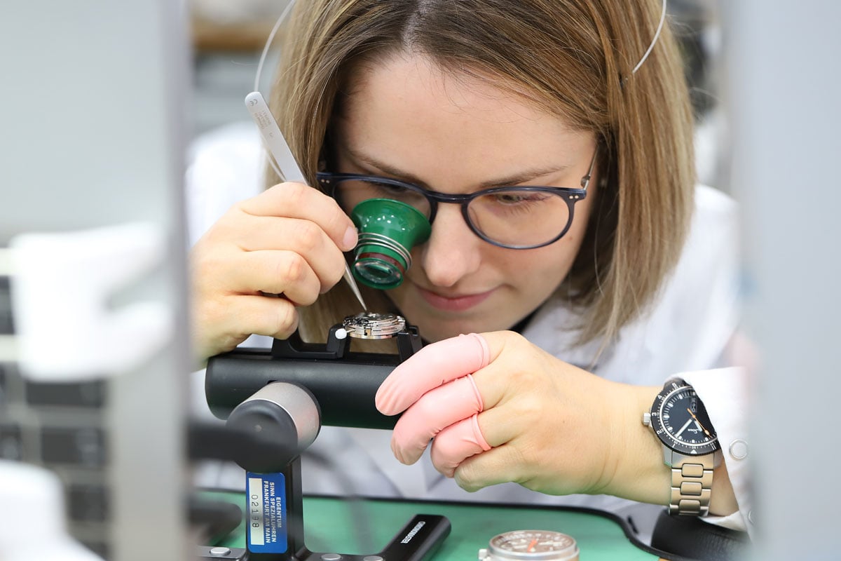Sinn-Uhrmacherin bei der Montage