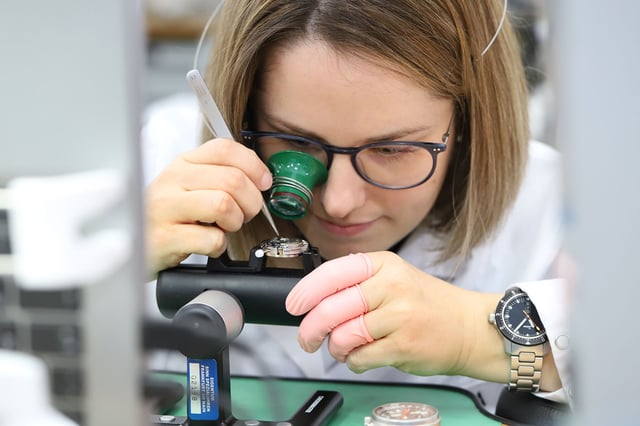 Sinn-Uhrmacherin bei der Montage