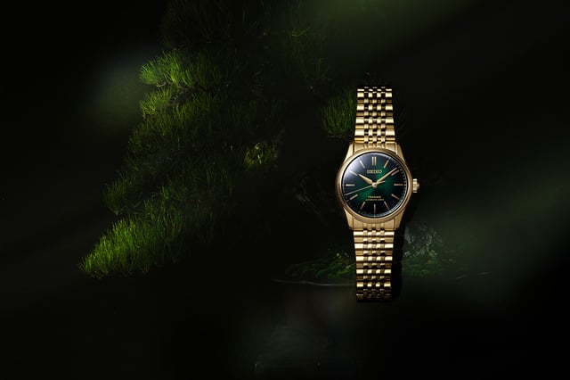 Seiko Presage Classic Series Tradman‘s Bonsai Limited Edition HCC009J1: Uhr mit Bäumen im Hintergrund