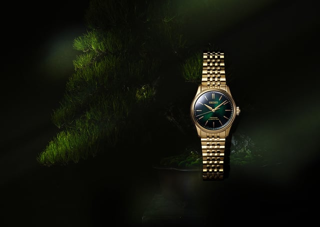 Seiko Presage Classic Series Tradman‘s Bonsai Limited Edition HCC009J1: Uhr mit Bäumen im Hintergrund