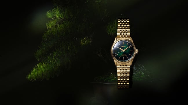 Seiko Presage Classic Series Tradman‘s Bonsai Limited Edition HCC009J1: Uhr mit Bäumen im Hintergrund