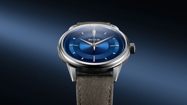 Biver-Automatique Clous De Paris, Platinuhr mit blauem Zifferblatt vor blauem Hintergrund