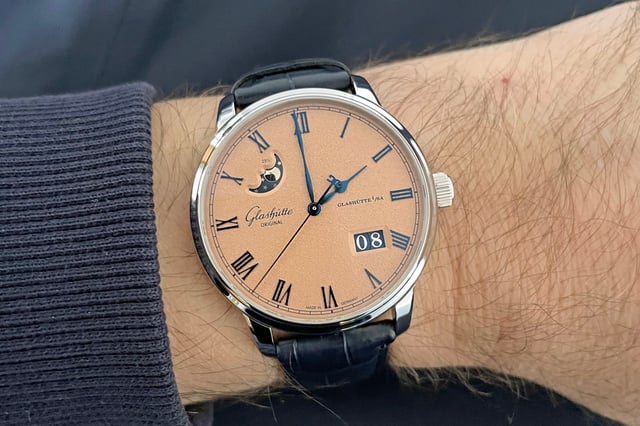 Glashütte Original: Senator Excellence Panoramadatum Mondphase mit lachsfarbenem Zifferblatt