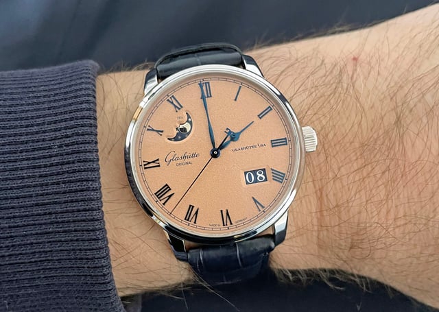 Glashütte Original: Senator Excellence Panoramadatum Mondphase mit lachsfarbenem Zifferblatt