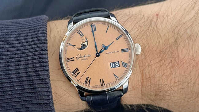 Glashütte Original: Senator Excellence Panoramadatum Mondphase mit lachsfarbenem Zifferblatt