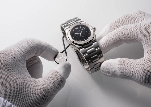 IWC curated, Uhr Modell Ingenieur angefasst mit Handschuhen