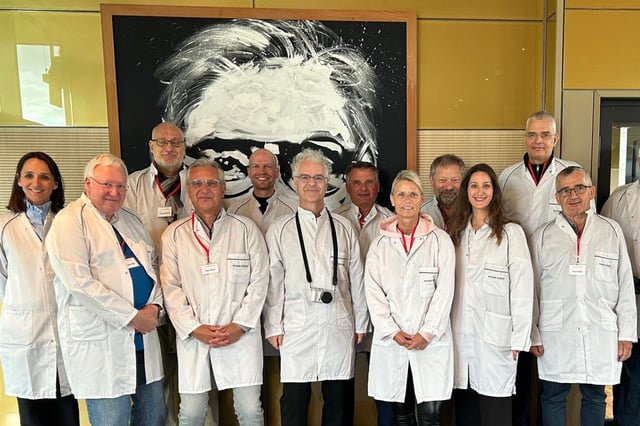 WatchTime Leserreise Genf 2026: Gruppenbild Roger Dubuis