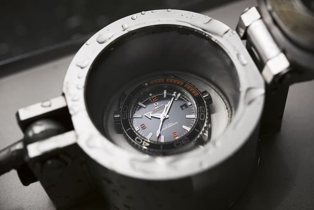 Omega testet die Seamaster Planet Ocean 600m mithilfe eines Prüfgeräts im Wasser