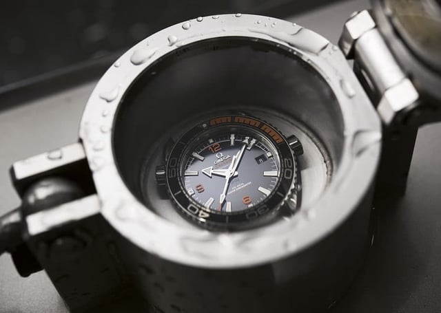 Omega testet die Seamaster Planet Ocean 600m mithilfe eines Prüfgeräts im Wasser