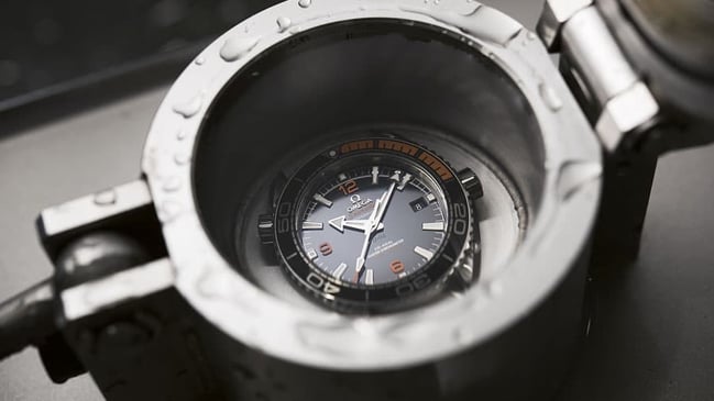 Omega testet die Seamaster Planet Ocean 600m mithilfe eines Prüfgeräts im Wasser