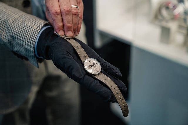 Uhrenvorlage, Mann mit Junghans-Uhr in der Hand