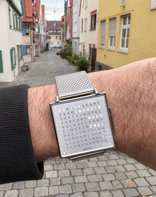 Qlocktwo-W-Wristshot-Uhrzeit-outdoors.jpg