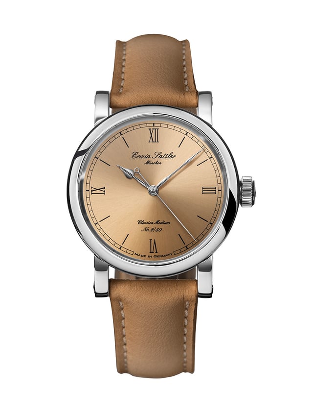 Erwin Sattler Classica Medium Limited, Frontansicht Edelstahluhr mit Lederband vor weißem Hintergrund