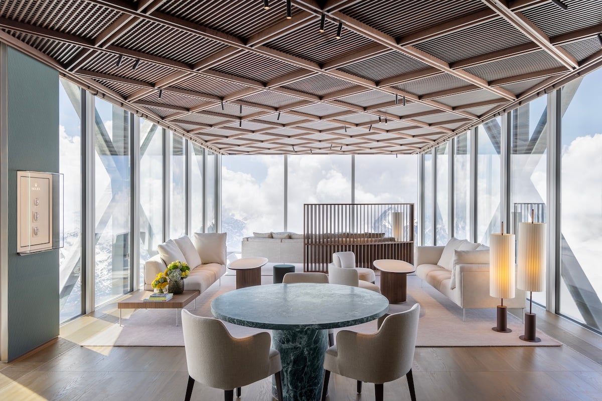 Der Rolex-Store auf dem Titlis, Inneneinrichtung, Stühle, Tische
