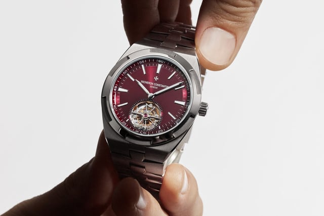 Vacheron Constantin: Overseas Tourbillon in Titan mit tiefrotem Zifferblatt