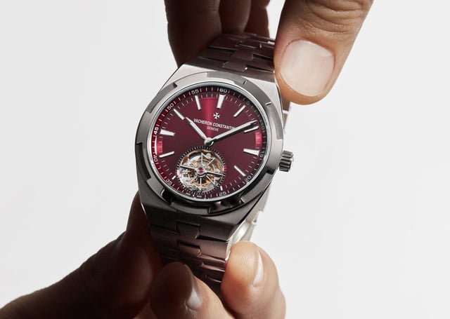 Vacheron Constantin: Overseas Tourbillon in Titan mit tiefrotem Zifferblatt