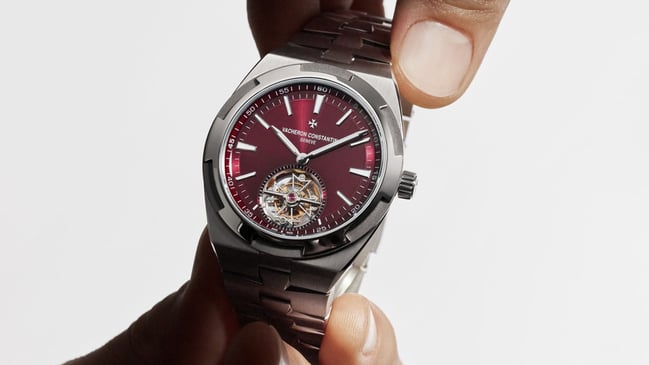 Vacheron Constantin: Overseas Tourbillon in Titan mit tiefrotem Zifferblatt