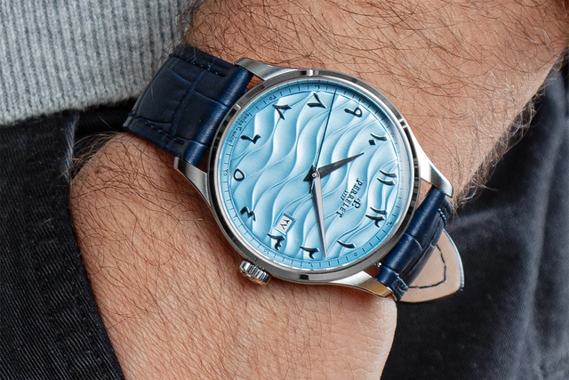 Perrelet – Weekend Arctic Dunes, elegante Edelstahluhr mit Automatikwerk und hellblauem Zifferblatt