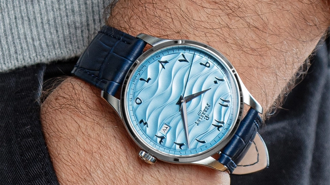 Perrelet – Weekend Arctic Dunes, elegante Edelstahluhr mit Automatikwerk und hellblauem Zifferblatt