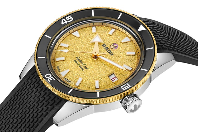 Rado Captain Cook, Referenz R32223258: Closeup von Uhr mit goldfarbenem Zifferblatt