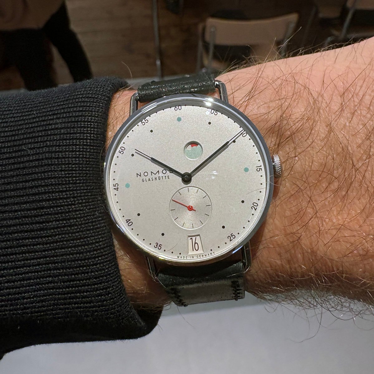 Nomos: Metro Datum Gangreserve mit DUW 4701 Wristshot