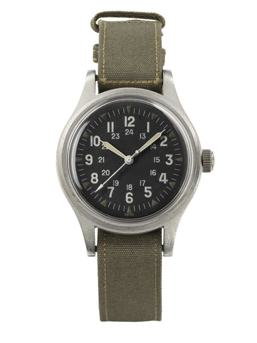 Hamilton FAPD 5101, Vintage Field Watch, Frontansicht Uhr vor weißem Hintergrund