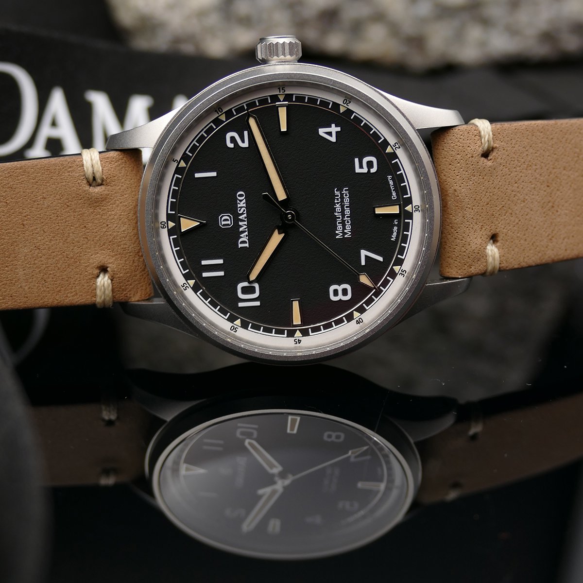 DF10 Old Radium – Frontansicht mit schwarzem Zifferblatt und beigem Band