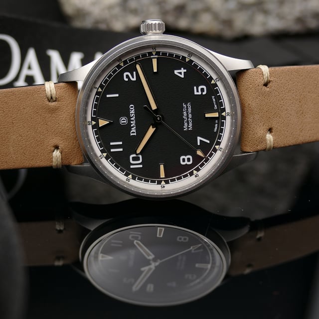 DF10 Old Radium – Frontansicht mit schwarzem Zifferblatt und beigem Band