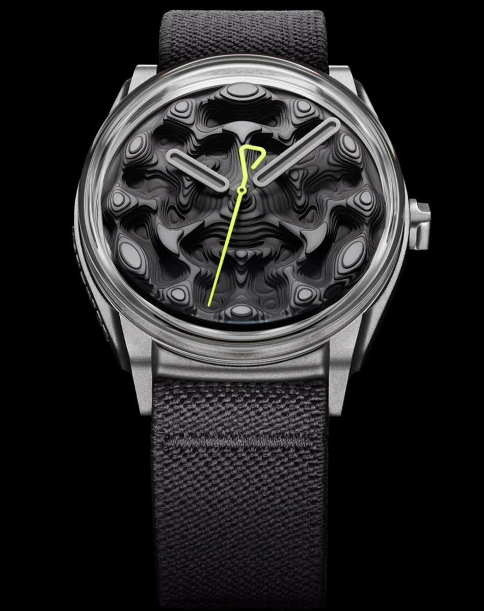 Kollokium – Projekt 02 Variant B, ausgefallene Uhrenkreation mit topografischem Zifferblatt